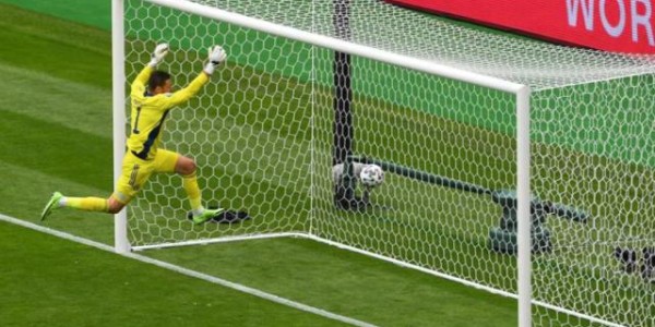 希克：上半场就觉得可以吊门 队友：最佳进球就它了