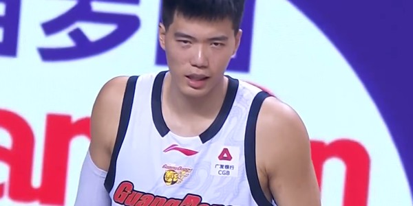 FB体育app下载-突发！广东队2米11中锋，意外受到重伤，被队友搀扶下场 令人担忧