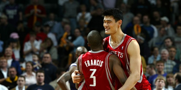 FB体育-青岛队记：杨瀚森和韦斯利庆祝场景 让人想起当年弗老大&amp;amp;姚明情谊