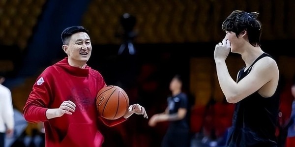 他是广东宏远主教练，身兼重任财富自由，感谢3个姐姐供他打球