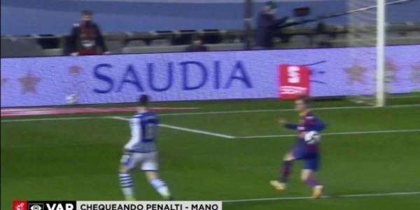 FB体育-西媒：德容手球判罚有争议 同一裁判执法双标