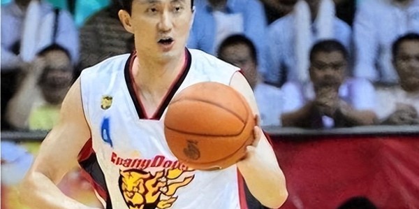 他是广东宏远主教练，身兼重任财富自由，感谢3个姐姐供他打球