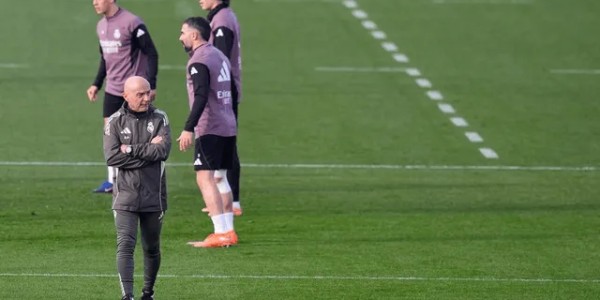 阿隆索身边人：更衣室有不听话的小团体，包括维尼+贝林+82