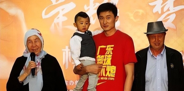 他是广东宏远主教练，身兼重任财富自由，感谢3个姐姐供他打球