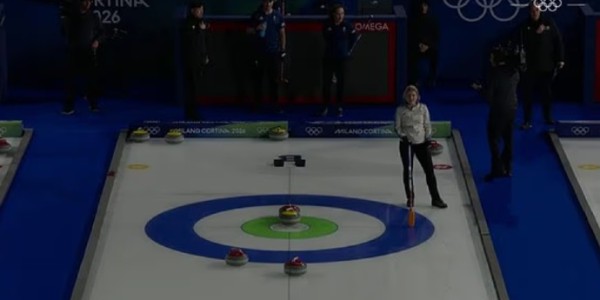 FB体育-米兰冬奥冰壶赛突遇停电5分钟，选手黑暗中等待|AC米兰|冬奥会|米兰冬奥会|米兰冬奥赛场停电事故|冰球场_新浪体育_新浪新闻