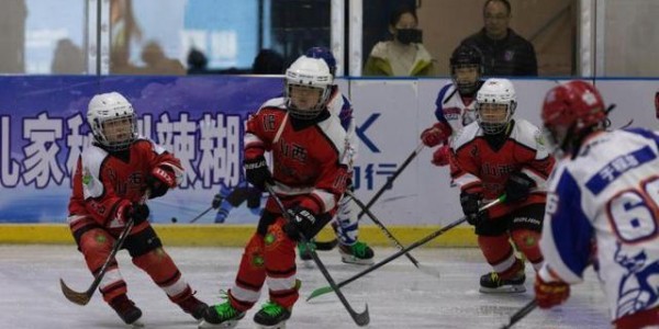 FB体育-第二届黄河流域九省（区）冰球邀请赛开赛|杨迪|中新社|宁夏|青海|山西_新浪体育_新浪新闻