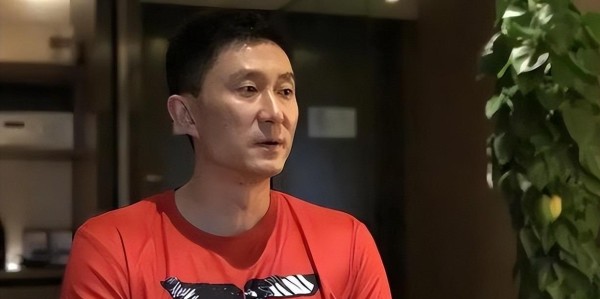 他是广东宏远主教练，身兼重任财富自由，感谢3个姐姐供他打球