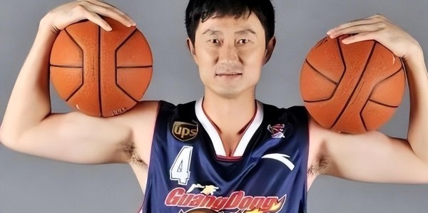 他是广东宏远主教练，身兼重任财富自由，感谢3个姐姐供他打球