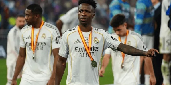 阿隆索身边人：更衣室有不听话的小团体，包括维尼+贝林+82